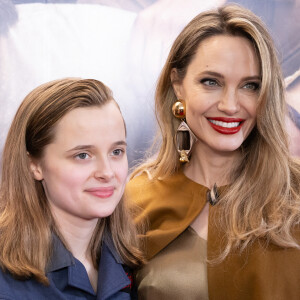 Angelina Jolie et sa fille Vivienne ont foulé ensemble le tapis rouge
Angelina Jolie, Vivienne Jolie-Pitt assistent à la première de The Outsiders au Bernard B. Jacobs Theatre à New York City. Photo par Janet Mayer/INSTARImages/ABACAPRESS.COM