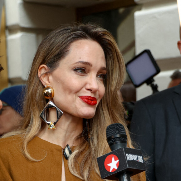 Justin Levine et Angelina Jolie assistent à la première de The Outsiders au Bernard B. Jacobs Theatre le 11 avril 2024 à New York City, NY, USA. Photo par Bauer-Griffin/INSTARImages/ABACAPRESS.COM