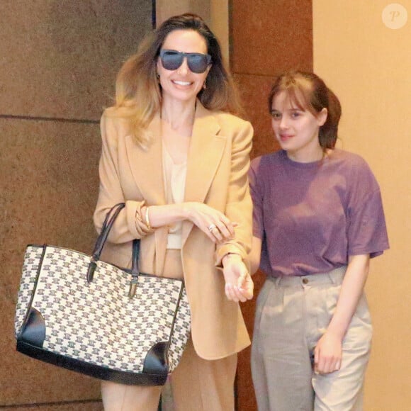 Angelina Jolie et sa fille Vivienne Jolie-Pitt quittent une réunion de producteurs pour la pièce 'The Outsiders' à New York City, USA, le 19 août 2023. Photo by Christopher Peterson / SplashNews/ABACAPRESS.COM