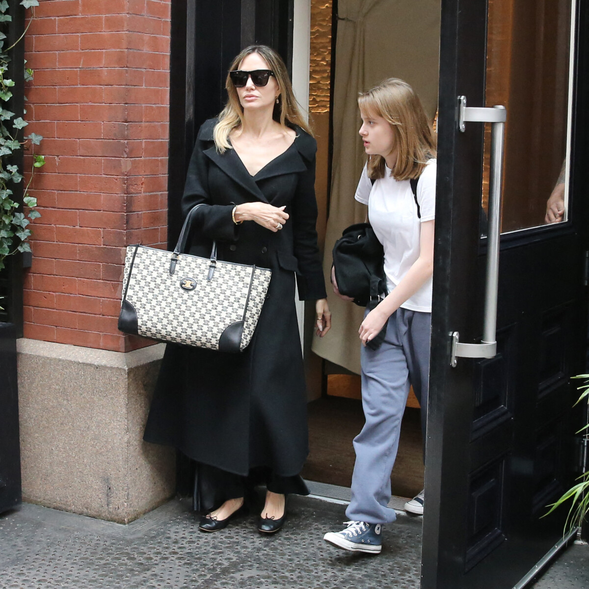 Photo Angelina Jolie Et Vivienne Jolie Pitt Quittent Lhôtel Mercer à