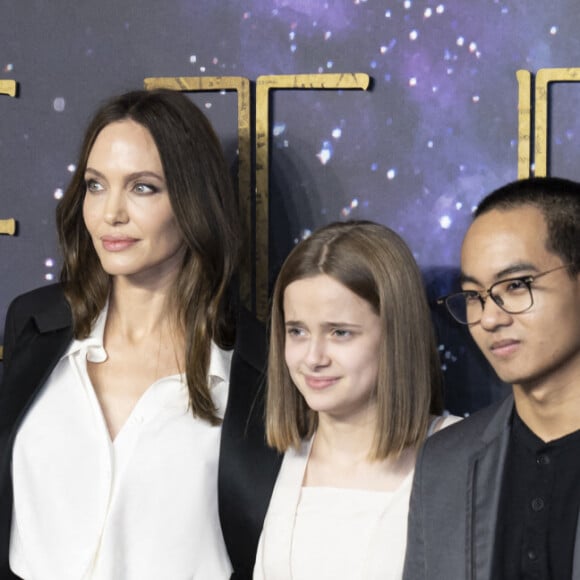 Shiloh Jolie-Pitt, Zahara Jolie-Pitt, Angelina Jolie, Vivienne Jolie-Pitt, Maddox Jolie-Pitt et Knox Jolie-Pitt arrivent à la projection de gala britannique d'Eternals, au BFI IMAX Waterloo. Photo de Doug Peters/EMPICS / 27-10-2021