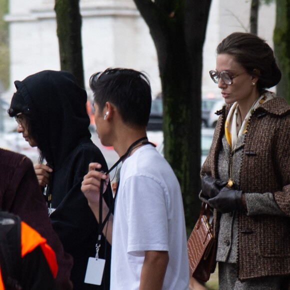 Angelina Jolie est une fois de plus rejointe par ses fils Maddox et Pax sur le plateau de tournage du biopic Maria Callas à Paris, à l'Arc de Triomphe. 12 octobre 2023. Photo par AT/Splash News/ABACAPRESS.COM