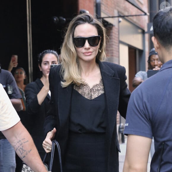 Angelina Jolie porte des vêtements noirs lors d'une réunion d'affaires à New York City, NY, USA, le 16 août 2023. Photo par Christopher Peterson/Splash News/ABACAPRESS.COM