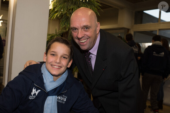 Figure du dépassement de soi, il sert de modèle à de nombreux jeunes en situation de handicap
Théo, 13 ans, amputé des 4 membres, pose avec Philippe Croizon, nageur amputé des 4 membres, le 27 novembre 2013 à Vichy, dans le centre de la France. Photo par Christophe Guibbaud/ABACAPRESS.COM