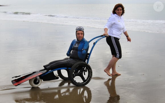 Le nageur français Philippe Croizon est aidé par Valérie Carbonnel, membre de l'équipe, lors d'une séance d'entraînement à Folkestone, au Royaume-Uni, le 16 septembre 2010. Philippe Croizon, 42 ans, est parti de Folkestone, dans le Kent, vers 6 heures du matin hier, pensant atteindre la France en 24 heures, mais il a réussi à accomplir son exploit en seulement 13 heures et demie. Photo par Gareth Fuller/PA Photos/ABACAPRESS.COM