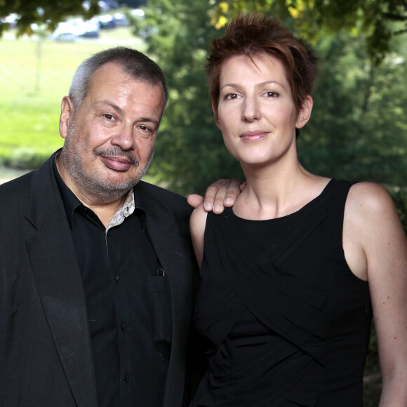 Connue pour dire ce qu'elle pense et défendre ses opinions, Natacha Polony ne se laisse pas faire lorsqu'il y a débat dans une émission de télévision par exemple.
Portrait de Natacha Polony et son mari Périco Légasse.