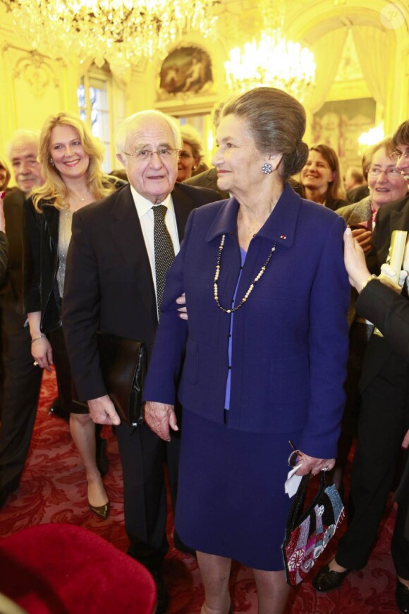 Le 16 mars, Simone Veil découvrait son épée d'académicienne, remise par Jacques Chirac et sous les yeux de son mari Antoine