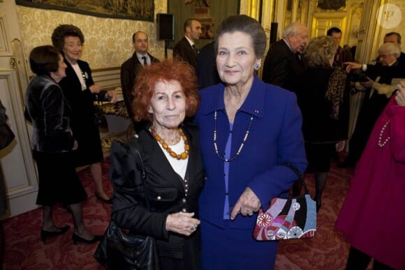 Le 16 mars, Simone Veil découvrait son épée d'académicienne, remise par Jacques Chirac, en présence d'une rescapée d'Auschwitz, tout comme elle