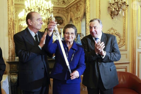 Le 16 mars, Simone Veil découvrait son épée d'académicienne, remise par Jacques Chirac et sous les yeux de son mari Antoine, de sa petite-fille Rebecca