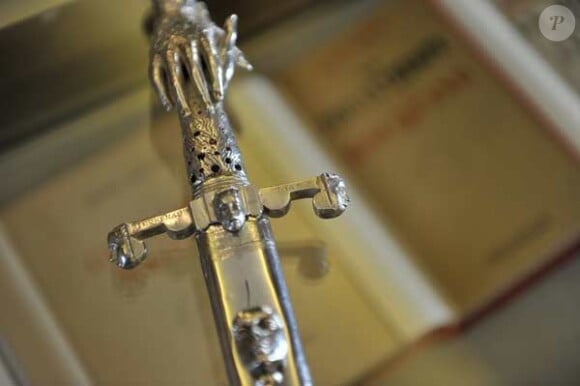 L'épée qui a fait de Simone Veil une immortelle à l'Académie française portant sur sa poignée le matricule 78651, stigmate indélébile, de sa déportation à Auschwitz-Birkenau.