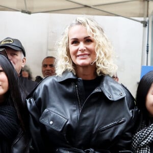 Laeticia Hallyday, ses filles Joy et Jade lors de l'inauguration d'une plaque commémorative en hommage à Johnny Hallyday devant l'immeuble où le chanteur français a grandi dans le 9ème arrondissement de Paris, France, le 22 décembre 2023. © Dominique Jacovides/Bestimage