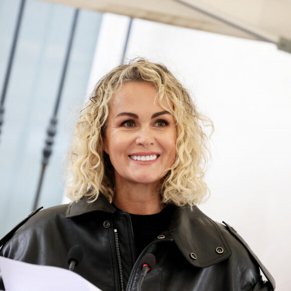 Laeticia Hallyday lors de l'inauguration d'une plaque commémorative en hommage à Johnny Hallyday devant l'immeuble où le chanteur français a grandi dans le 9ème arrondissement de Paris, France, le 22 décembre 2023. © Dominique Jacovides/Bestimage