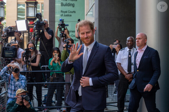 Accompagné de son avocat D.Sherborne, le prince Harry, duc de Sussex, quitte la Haute Cour de Londres au deuxième jour de son témoignage contre un tabloïd accusé de piratage de messageries téléphoniques. C'est la première apparition d'un membre de la famille royale à la barre en plus d'un siècle. Londres, le 7 juin 2023.