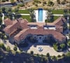 Rappelons que cette demeure comprend neuf chambres et 16 salles de bains.
Vue aérienne de la maison de l'acteur et producteur Tyler Perry, le 7 mai 2020 dans un quartier protégé de Beverly Hills à Los Angeles, que Meghan Markle et le prince Harry l'occupent en son absence.