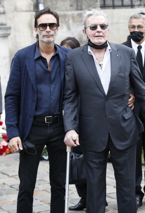 Alain Delon et son fils Anthony - Obsèques de Jean-Paul Belmondo en en l'église Saint-Germain-des-Prés, à Paris le 10 septembre 2021. © Cyril Moreau / Bestimage 