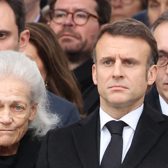 Elisabeth Badinter, le président de la République Emmanuel Macron - Hommage national à Robert Badinter devant le ministère de la Justice sur la place Vendôme à Paris le 14 février 2024. L'ancien garde des Sceaux, artisan de l'abolition de la peine de mort, est décédé vendredi dernier à l'âge de 95 ans. © Dominique Jacovides/Bestimage