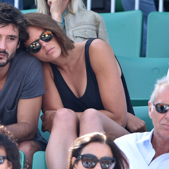 Laure Manaudou et Jérémy Frérot (du groupe Fréro Delavega) dans les tribunes lors de la finale des Internationaux de tennis de Roland-Garros à Paris, le 7 juin 2015.