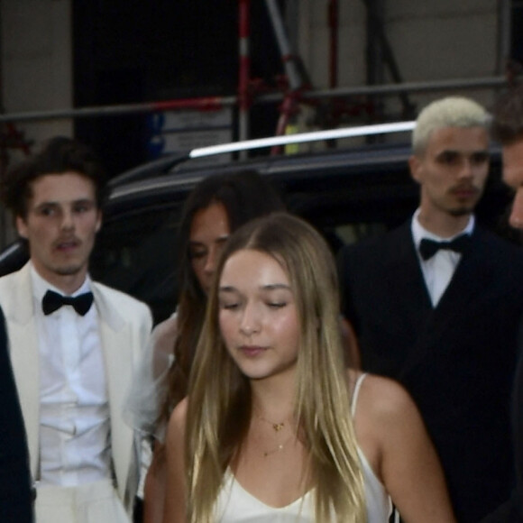 Mais l'une des femmes du clan manquait à l'appel : Nicola Peltz, la femme de Brooklyn Beckham
Victoria Beckham, Harper Beckham, David beckham, Rome, Brooklyn and cRUZ - Les célébrités fêtent le 50ème anniversaire de V.Beckham au club Oswald's à Londres, le 20 avril 2024. 