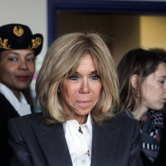 Brigitte Macron lors de la visite de l’Institut médico-éducatif Léonce Malécot, de l’association "Les Papillons Blancs de la Colline", à Saint-Cloud dans les Hauts-de-Seine dans le cadre de la Semaine Olympique et Paralympique 2024, le 3 avril 2024. © Stéphane Lemouton / Bestimage