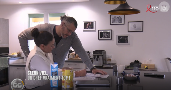 Si pour les besoin du tournage, il a retrouvé les environs de la capitale, c'est dans le Sud de la France qu'il s'épanouit avec femme et enfants, dans une grande villa contemporaine.
Glenn Viel (Top Chef) avec sa femme Erika et leur fils pour un portrait qui lui était consacré dans "66 Minutes", sur M6