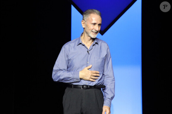 Exclusif - Thierry Lhermitte salue le public - Représentation de la pièce de théâtre "Fleurs de soleil" au théâtre Antoine à Paris, France, le 16 mars 2023. © Bertrand Rindoff/Bestimage 