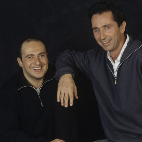 Archives - En France, dans les coulisses de gauche à droite, portrait de Patrick TIMSIT et Thierry LHERMITTE s'appuyant sur son épaule. Date inconnue © Michel Marizy via Bestimage
