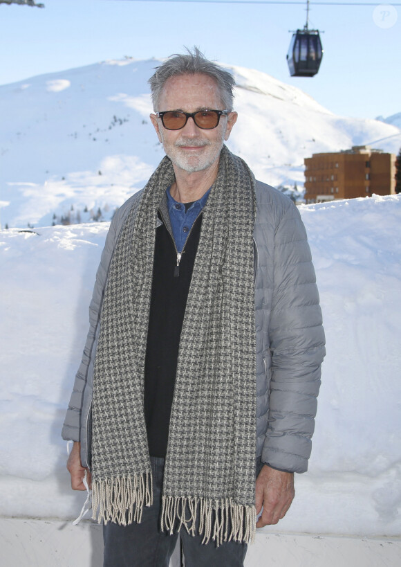 Thierry Lhermitte - Photocall du film "Alors on danse" lors de la 25ème édition du Festival international du film de comédie de l'Alpe d'Huez le 19 janvier 2022. © Christophe Aubert via Bestimage