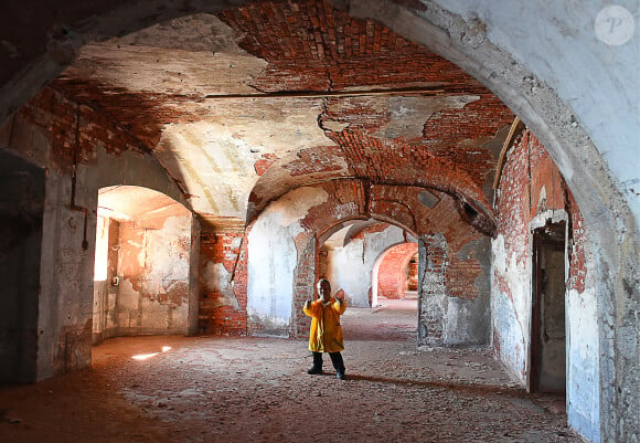 André Bouchet (Passe Partout dans l'émission "Fort Boyard") visite le Fort Alexande (Plague Fort) à Saint-Pétersbourg, le 27 août 2019.