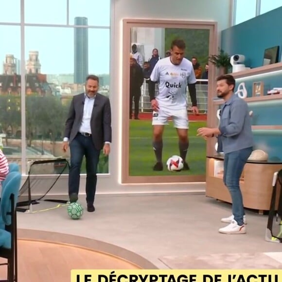 Christophe Beaugrand a invité Bruce Toussaint à jouer au foot en plateau
Christophe Beaugrand et Bruce Toussaint sur le plateau de "Bonjour !"