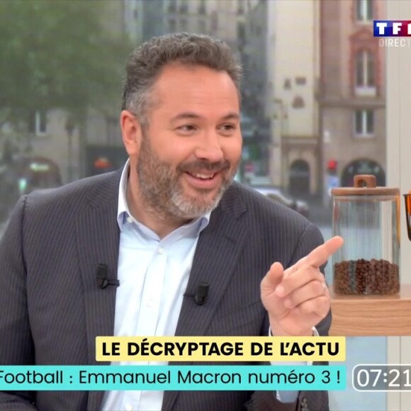 Christophe Beaugrand se moque de Bruce Toussaint
Bruce Toussaint sur le plateau de "Bonjour !"