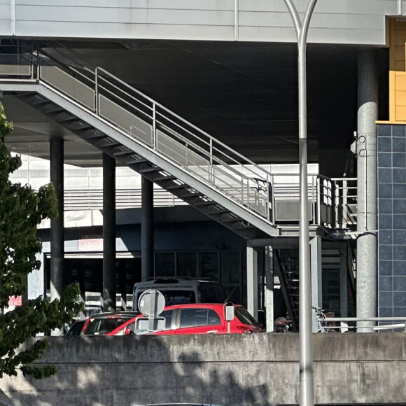 Exclusif - Illustration du CHU de Bordeaux ou le chanteur Kendji Girac est hospitalisé le 22 avril 2024. Le chanteur Kendji Girac a été blessé par balle au niveau de la poitrine dans la nuit de dimanche à lundi sur une aire de communauté de gens du voyage à Biscarosse dans les Landes (route de Parentis-en-Born, sur la D652). Transporté en urgence à l’hôpital, son pronostic vital n’était plus engagé en début de matinée. Les faits ont eu lieu sur l'aire d'accueil des gens du voyage de Biscarrosse. Les gendarmes ont été appelés aux alentours de 5h30. On ne connaît pas encore les circonstances des faits. Sur place, une vingtaine de personnes affirmaient qu’il ne s’était rien passé. Ils refusaient également de donner la moindre information. © Patrick Bernard/Bestimage 