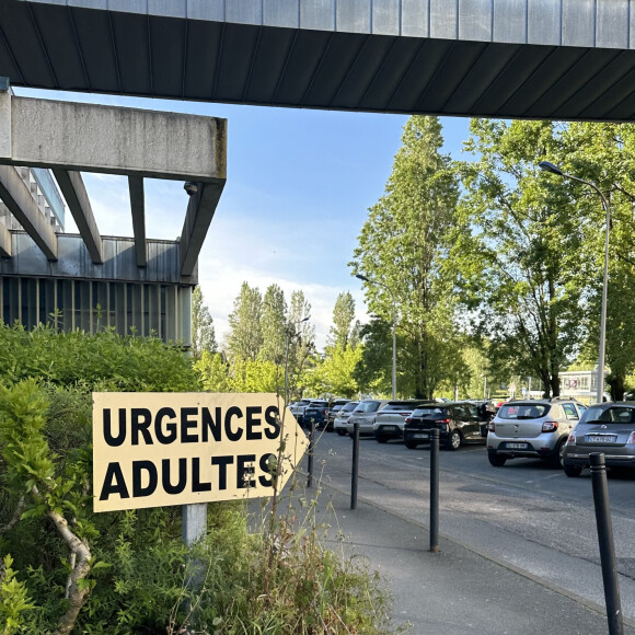 Exclusif - Illustration du CHU de Bordeaux ou le chanteur Kendji Girac est hospitalisé le 22 avril 2024. Le chanteur Kendji Girac a été blessé par balle au niveau de la poitrine dans la nuit de dimanche à lundi sur une aire de communauté de gens du voyage à Biscarosse dans les Landes (route de Parentis-en-Born, sur la D652). Transporté en urgence à l’hôpital, son pronostic vital n’était plus engagé en début de matinée. Les faits ont eu lieu sur l'aire d'accueil des gens du voyage de Biscarrosse. Les gendarmes ont été appelés aux alentours de 5h30. On ne connaît pas encore les circonstances des faits. Sur place, une vingtaine de personnes affirmaient qu’il ne s’était rien passé. Ils refusaient également de donner la moindre information. © Patrick Bernard/Bestimage 