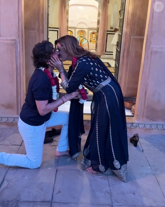 Et bien sûr elle a dit oui !
Vahina Giocante demandée en mariage par François Chopard en Inde. Avril 2024.