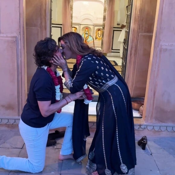 Et bien sûr elle a dit oui !
Vahina Giocante demandée en mariage par François Chopard en Inde. Avril 2024.