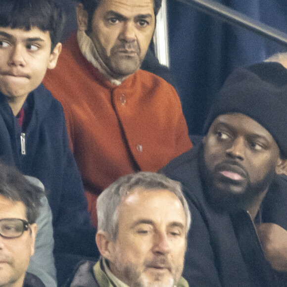 Jamel Debbouze et son fils Léon - People dans les tribunes du quart de finale de la coupe de France de football entre le Paris Saint-Germain et l'OGC Nice (3-1) au Parc des Princes à Paris le 13 mars 2024. © Cyril Moreau/Bestimage