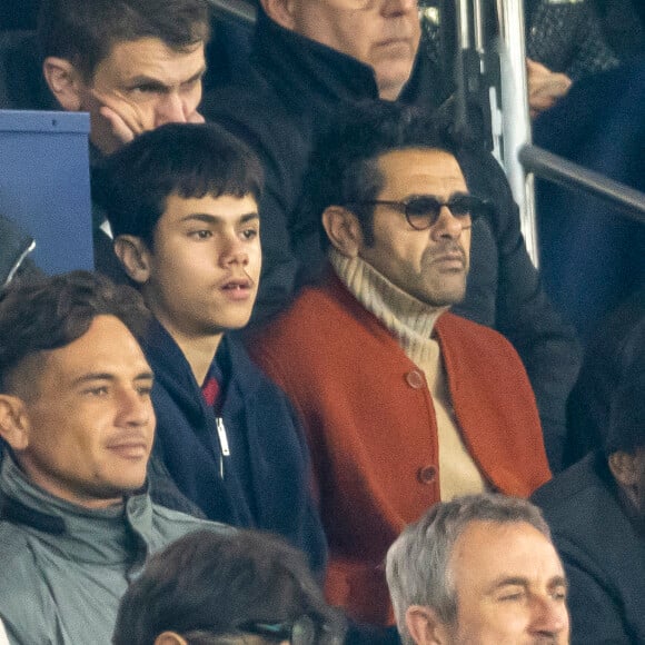 Jamel Debbouze et son fils Léon - People dans les tribunes du quart de finale de la coupe de France de football entre le Paris Saint-Germain et l'OGC Nice (3-1) au Parc des Princes à Paris le 13 mars 2024. © Cyril Moreau/Bestimage