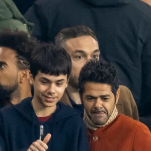 Jamel Debbouze et son fils Léon - People dans les tribunes du quart de finale de la coupe de France de football entre le Paris Saint-Germain et l'OGC Nice (3-1) au Parc des Princes à Paris le 13 mars 2024. © Cyril Moreau/Bestimage
