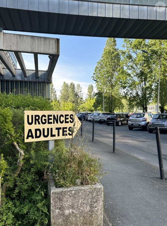 Il y a subi une opération chirurgicale et ses jours ne sont plus en danger. 
Exclusif - Illustration du CHU de Bordeaux ou le chanteur Kendji Girac est hospitalisé le 22 avril 2024. © Patrick Bernard/Bestimage