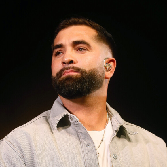 Alors que les rumeurs allaient bon train, on sait enfin comment Kendji Girac s'est retrouvé avec une balle dans le thorax. 
Exclusif - Kendji Girac - Concert "Corsu Mezu Mezu" à la Défense Arena à Paris, France. © Christophe Clovis / Bestimage