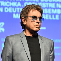 Jean-Michel Jarre déshérité de plusieurs millions : un bras de fer avec la 4e épouse de son père Maurice, de 30 ans sa cadette