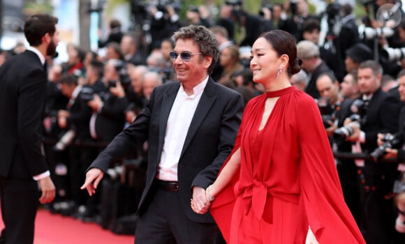 Jean-Michel Jarre et sa compagne Gong Li - Montée des marches du film " Indiana Jones et le cadran de la destinée (Indiana Jones and the Dial of destiny) " lors du 76ème Festival International du Film de Cannes, au Palais des Festivals à Cannes. Le 18 mai 2023 © Jacovides-Moreau / Bestimage 