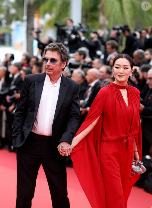 Jean-Michel Jarre et sa compagne Gong Li - Montée des marches du film " Indiana Jones et le cadran de la destinée (Indiana Jones and the Dial of destiny) " lors du 76ème Festival International du Film de Cannes, au Palais des Festivals à Cannes. Le 18 mai 2023 © Jacovides-Moreau / Bestimage 