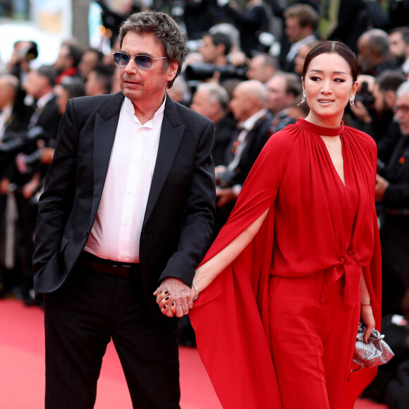 Jean-Michel Jarre et sa compagne Gong Li - Montée des marches du film " Indiana Jones et le cadran de la destinée (Indiana Jones and the Dial of destiny) " lors du 76ème Festival International du Film de Cannes, au Palais des Festivals à Cannes. Le 18 mai 2023 © Jacovides-Moreau / Bestimage 