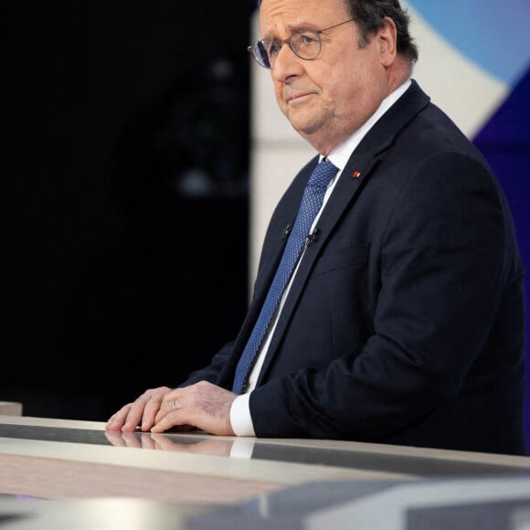 L'ancien président français François Hollande avant une interview pour Dimanche En Politique sur la chaîne France 3 à Paris, France, le 14 avril 2024, à Paris, France. Photo par Raphael Lafargue/ABACAPRESS.COM