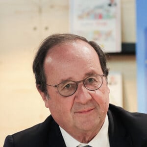 L'ancien président français François Hollande signe son livre lors du Festival du livre de Paris, au Grand Palais éphémère, le 13 avril 2024. Photo par Thibaud Moritz/ABACAPRESS.COM