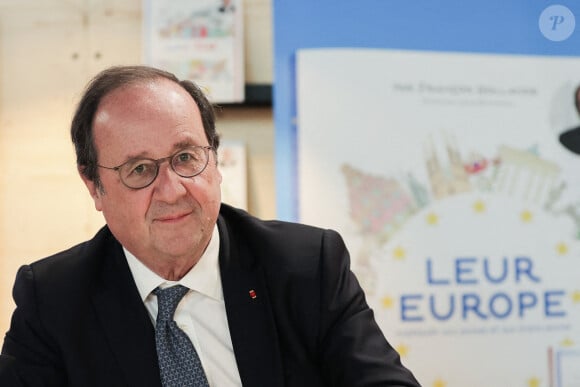 L'ancien président français François Hollande signe son livre lors du Festival du livre de Paris, au Grand Palais éphémère, le 13 avril 2024. Photo par Thibaud Moritz/ABACAPRESS.COM