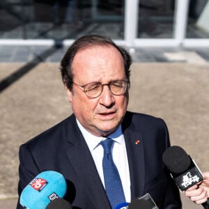 L'ancien président français François Hollande assiste à une conférence avec des étudiants en ingénierie de l'École nationale supérieure agronomique de Toulouse (INP-ENSAT) le 29 février 2024 à Auzeville-Tolosane près de Toulouse, dans le sud de la France. Le thème de la réunion était l'agriculture de demain. Photo par Alexis Jumeau/ABACAPRESS.COM