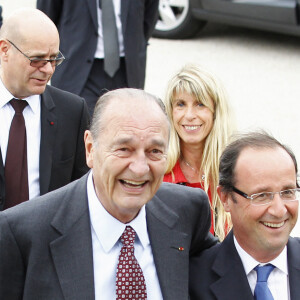 L'ancien président Jacques Chirac et le député socialiste François Hollande visitent l'exposition Arts de Chine au musée du président Jacques Chirac à Sarran, France, le 11 juin 2011. Photo par Patrick Bernard/ABACAPRESS.COM