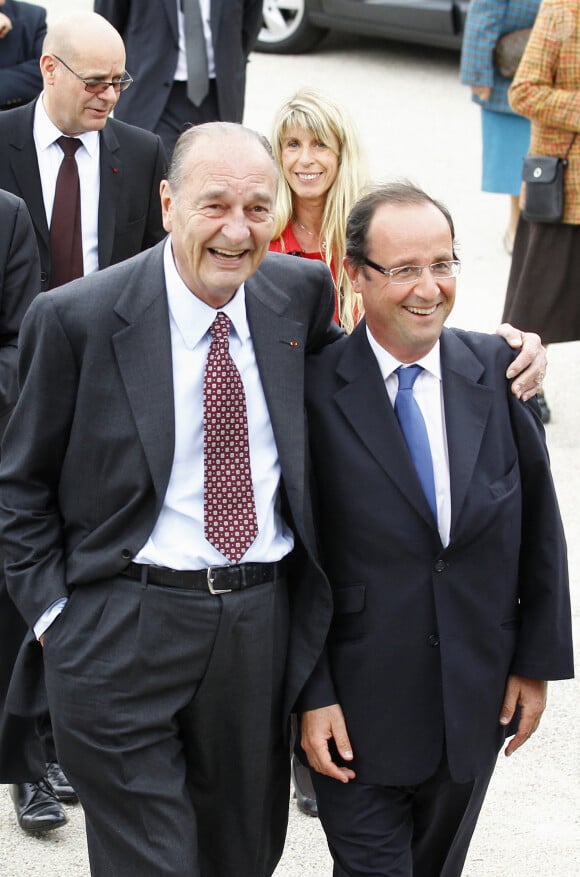 L'ancien président Jacques Chirac et le député socialiste François Hollande visitent l'exposition Arts de Chine au musée du président Jacques Chirac à Sarran, France, le 11 juin 2011. Photo par Patrick Bernard/ABACAPRESS.COM