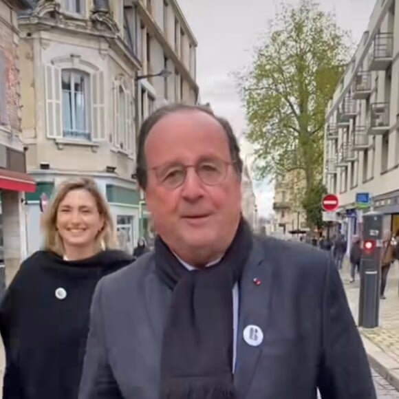 Dans une vidéo publiée sur le compte Instagram de l'ancien président, le couple déambule main dans la main à Bourges.
François Hollande et Julie Gayet à Bourges, le vendredi 26 avril 2024. Crédit : Compte TikTok de François Hollande